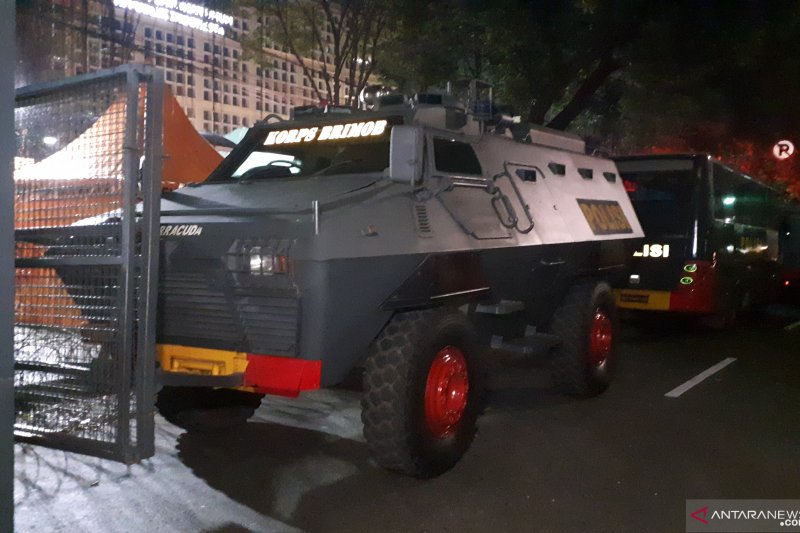 Polisi menyiagakan kendaraan perintis di depan Kantor KPU