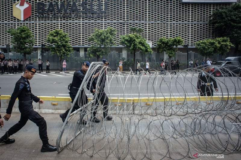 Pengamanan gedung Bawaslu, Polisi pasang kawat berduri