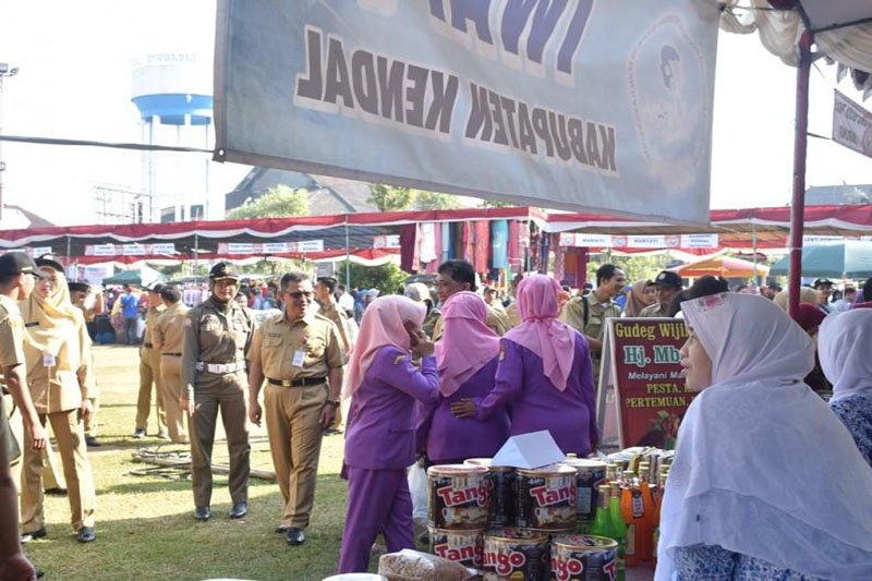 Bantu masyarakat jelang Lebaran, Pemkab Kendal gelar pasar murah