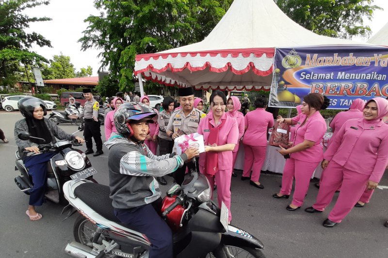 Takjil untuk pengguna jalan raya dibagikan polisi Tanjungpinang