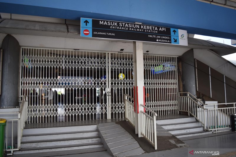 Akibat kericuhan, penumpang KA Stasiun Tanah Abang dilarang keluar