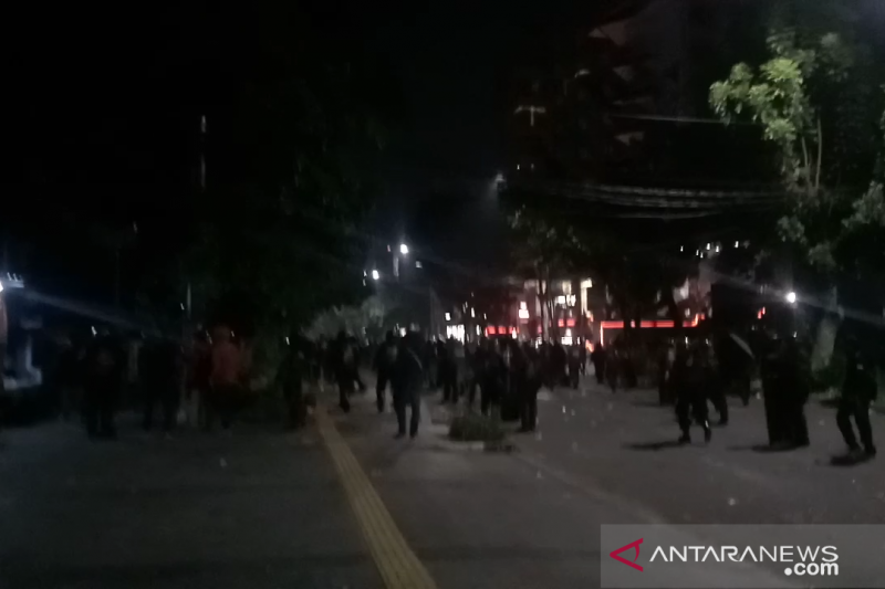 Aparat membubarkan pendemo di Jalan Wahid Hasyim