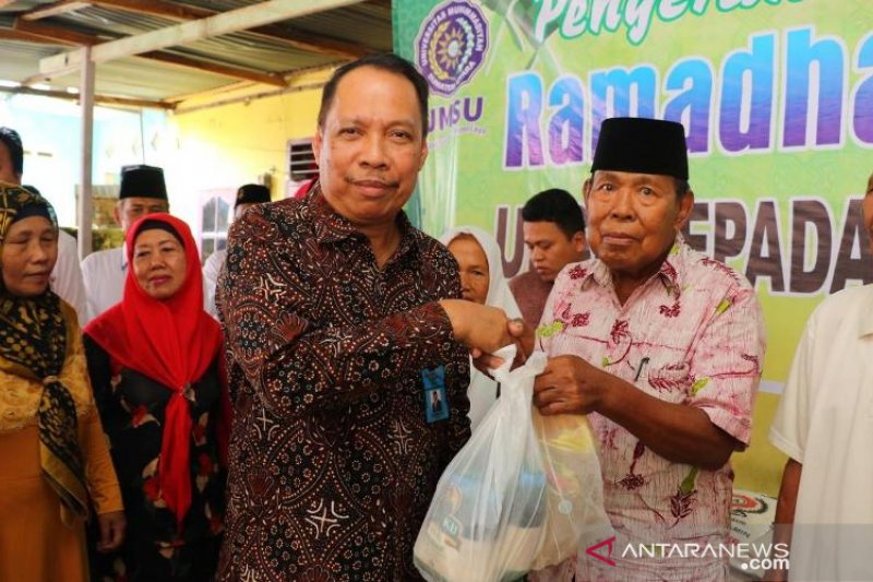 UMSU bagikan ratusan paket sembako kepada masyarakat
