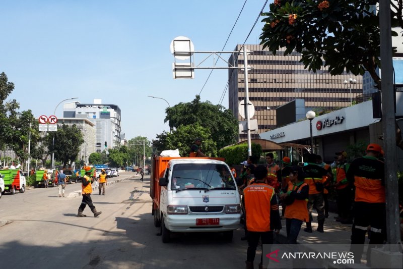 Petugas bersihkan jalan sekitar Kantor Bawaslu RI