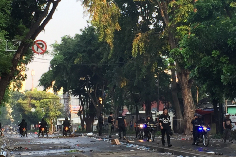 Brimob sisir area Kebon Kacang untuk tangkap massa yang masih tersisa
