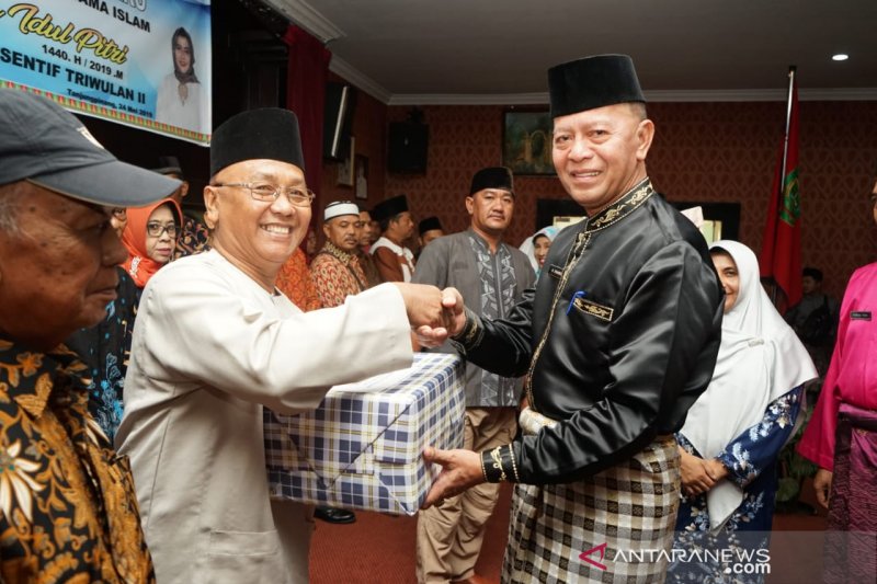 Ketua RT/RW di Tanjungpinang terima insentif dan paket sembako
