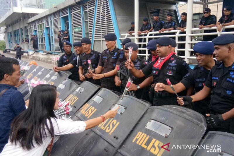 Komunitas warga Jakarta bagikan mawar kepada aparat Polri