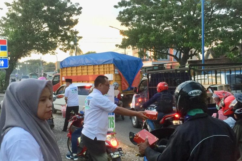BPJS Ketenagakerjaan Maros bagi takjil kepada pengguna jalan