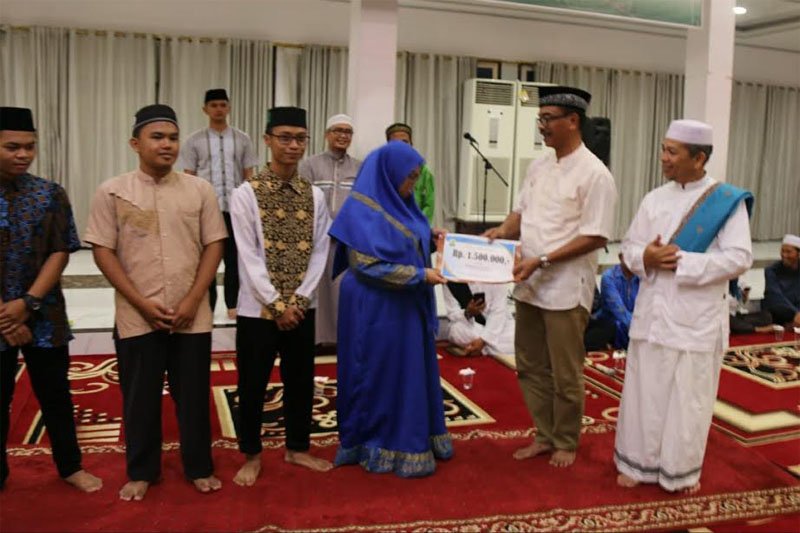 Kemenag Barut serahkan donasi kepada siswa nilai tertinggi UNBK