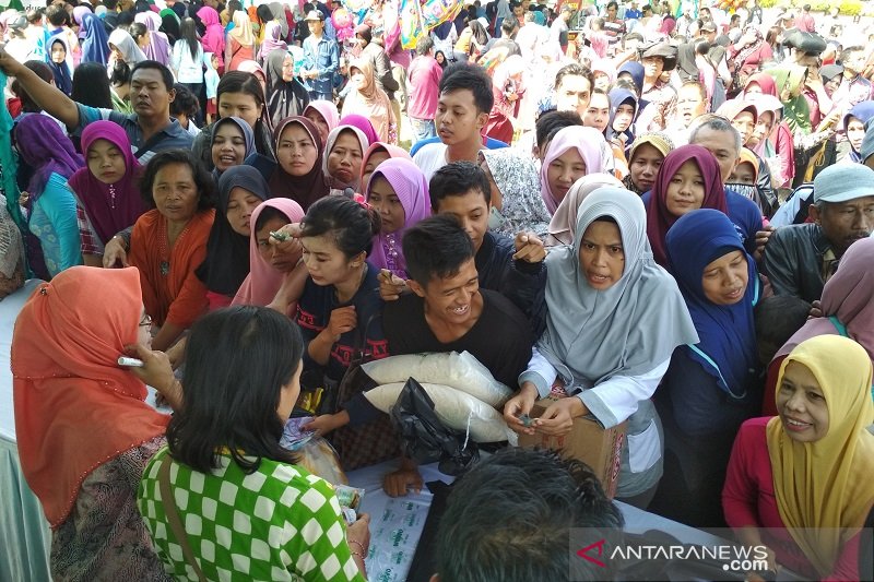 Warga Kudus serbu tiga komoditas di pasar murah