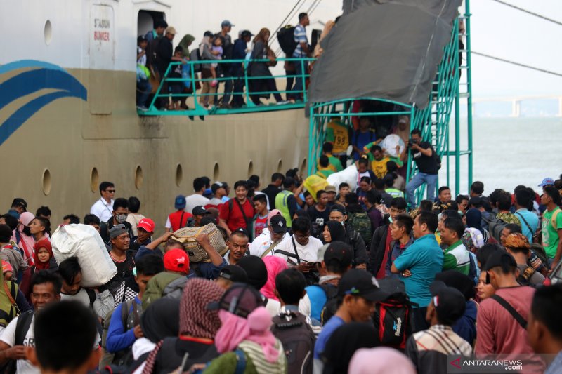 Pemudik di Pelabuhan Tanjung Perak