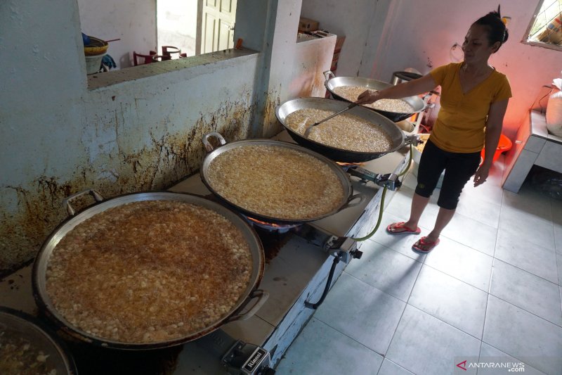 Pelaku usaha Palu kesulitan bahan baku bawang goreng