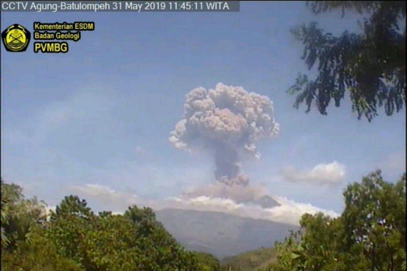 Gunung Agung erupsi kembali dengan kolom abu dua kilometer