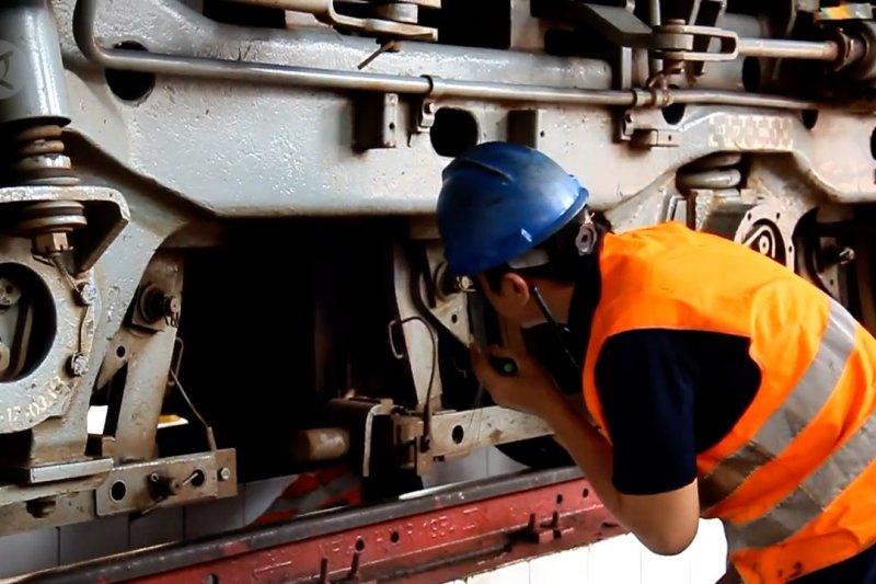 Persiapkan angkutan mudik, PT KAI DAOP III cek kondisi lokomotif dan kereta