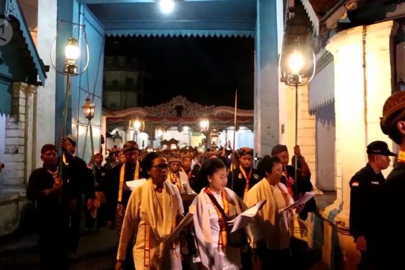Kirab seribu tumpeng dan lampu minyak sambut malam Lailatul Qadar