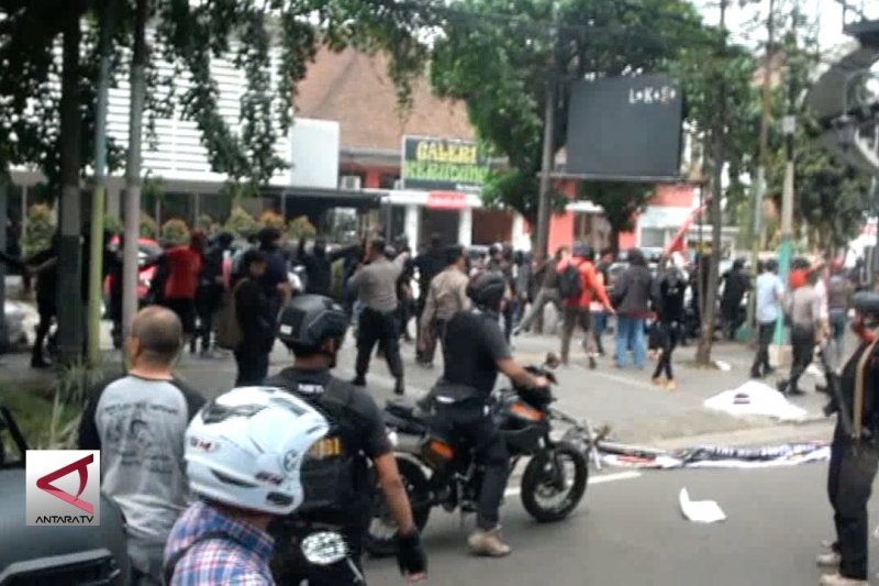 Polisi bubarkan paksa aksi kelompok massa di Bandung