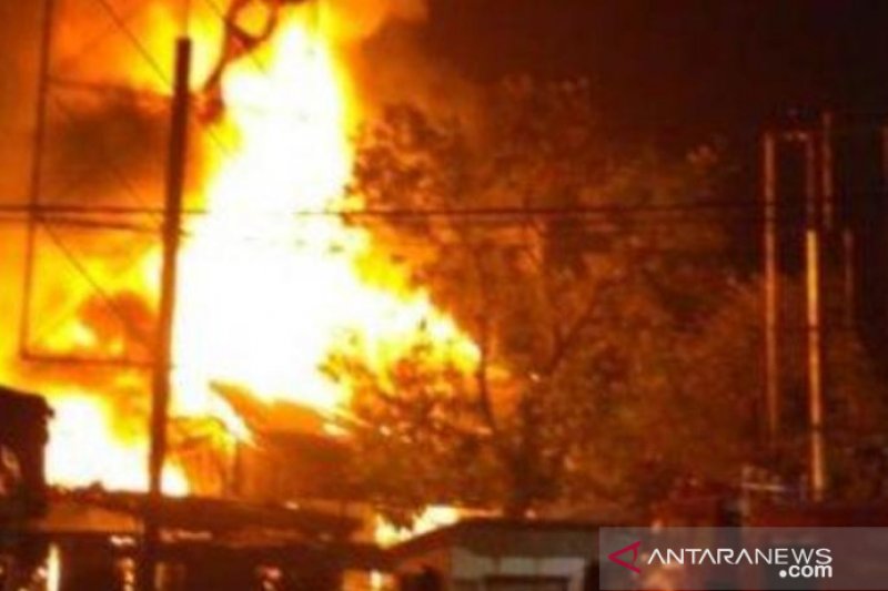 Fasilitas penyimpanan produk minyak di Shahid Rajaee Iran terbakar