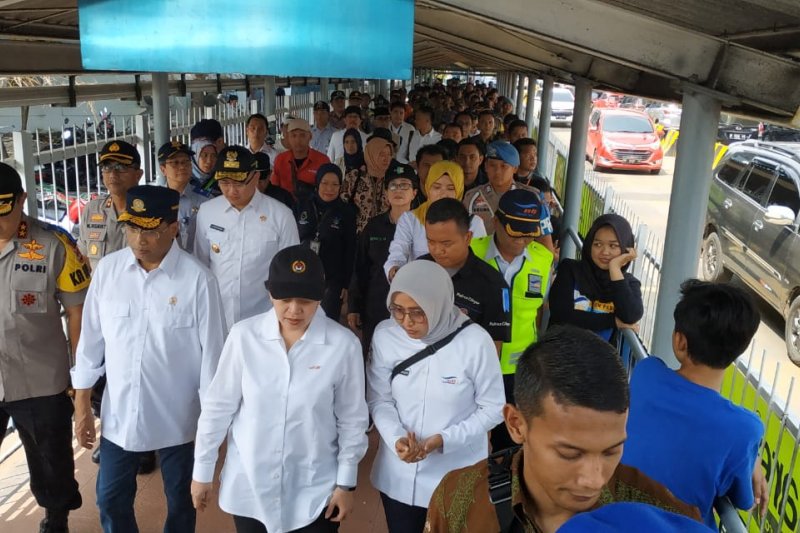 COVID-19 Task Force chief performs Eid prayers at BNPB Building