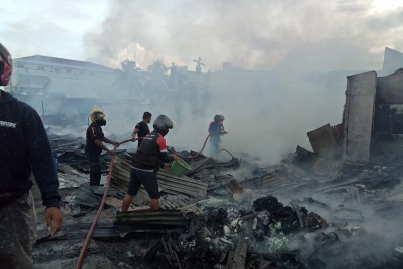 Polisi olah TKP kebakaran di Kompleks Pasar Lama Timika