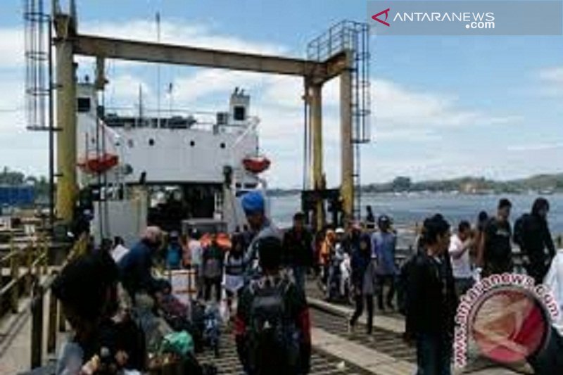 Arus penumpang di pelabuhan feri Kolaka meningkiat