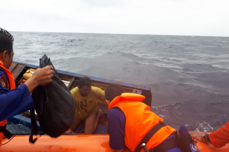 Basarnas Evakuasi Kapal Pemuat Kayu Tenggelam di Perairan Wakatobi