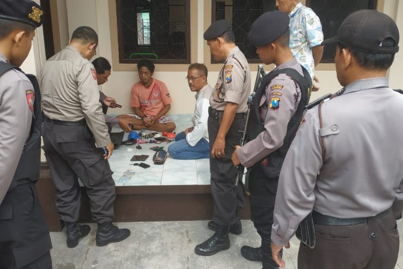 Nenek Bawa Senjata - Rahman Gambar