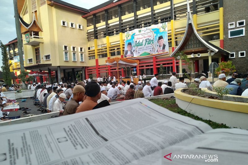 COVID-19 Task Force chief performs Eid prayers at BNPB Building
