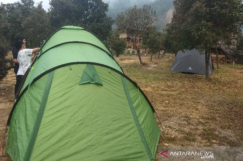 Wisatawan nikmati libur Lebaran berkemah di Gunung Papandayan