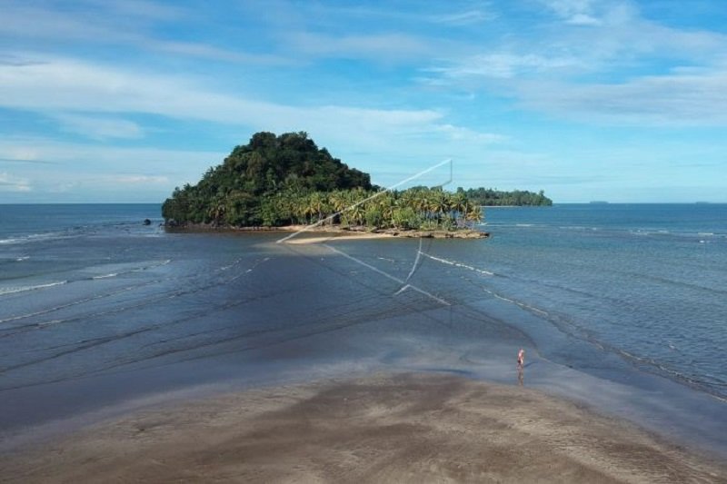 10 Ribu Wisatawan Ditargetkan Kunjungi Pantai Air Manis Antara