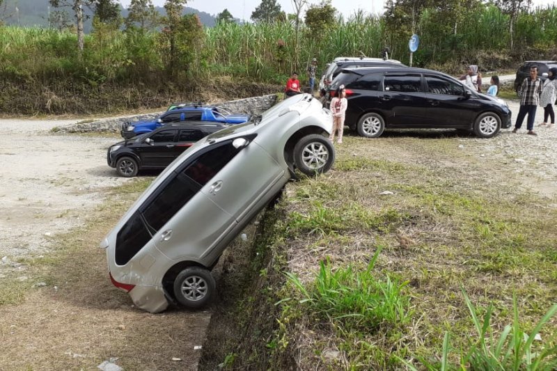 Lupa Pasang Rem Tangan Mobil Pengunjung Mundur Di Puncak