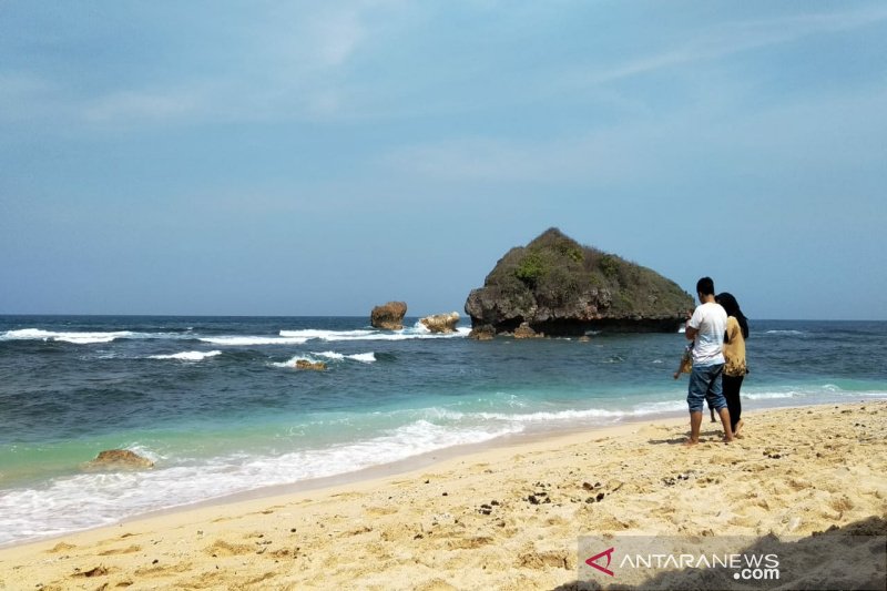 Sebanyak 104066 Wisatawan Kunjungi Wisata Pantai Gunung