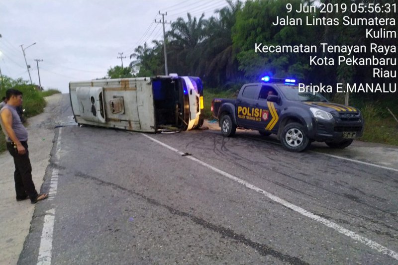 Gagal menanjak, bus sarat penumpang mundur dan terbalik di Pekanbaru