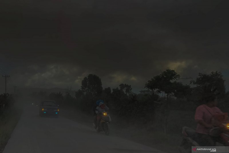 Abu vulkanik Gunung Sinabung sampai Aceh Selatan