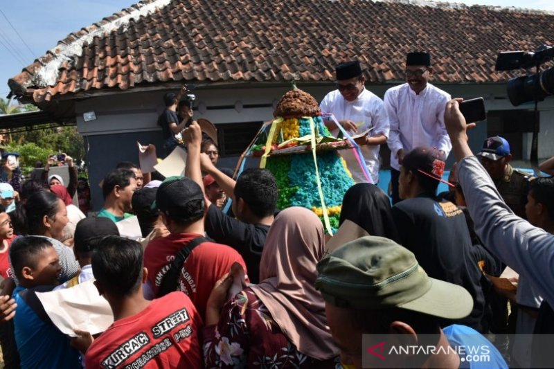 Ratusan warga Pekalongan berebut