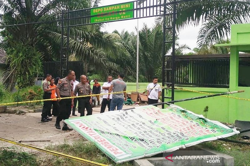 Empat pekerja kesetrum saat memindah baliho, satu meninggal dunia