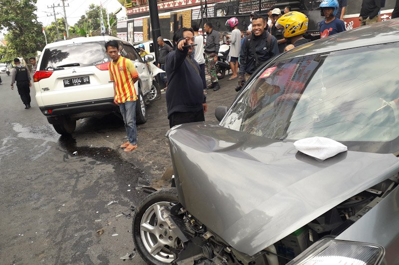 Dua kendaraan bertabrakan, diduga pengemudinya mengantuk