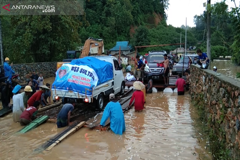 Warga manfaatkan banjir sebagai penghasilan sampingan