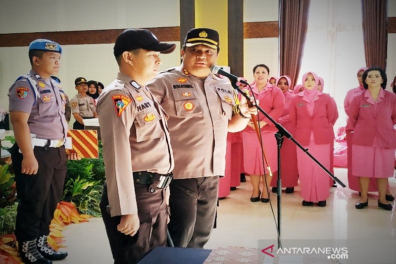 Polisi ini terharu ketika Kapolres Kotim umumkan namanya diberangkatkan umrah