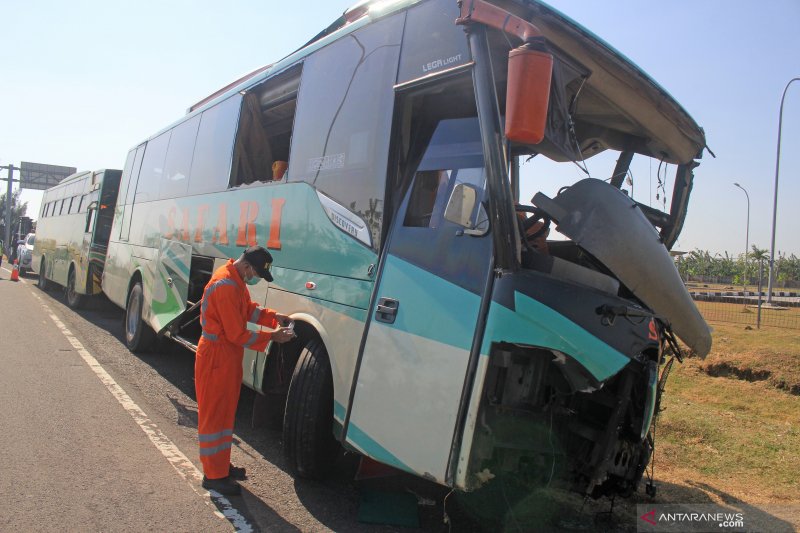 Tujuh korban meninggal kecelakaan Tol Cipali sudah dibawa keluarga