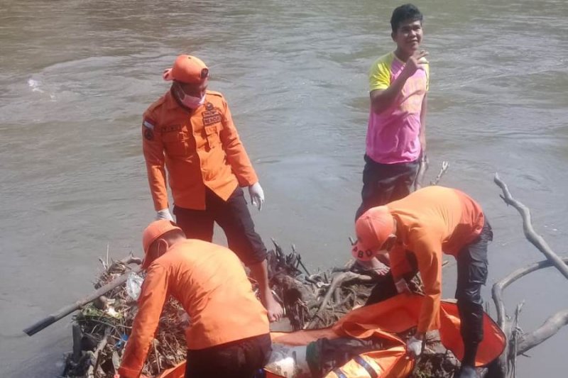 Mayat tanpa identitas dengan 15 luka tusuk mengapung di Sungai Kelingi