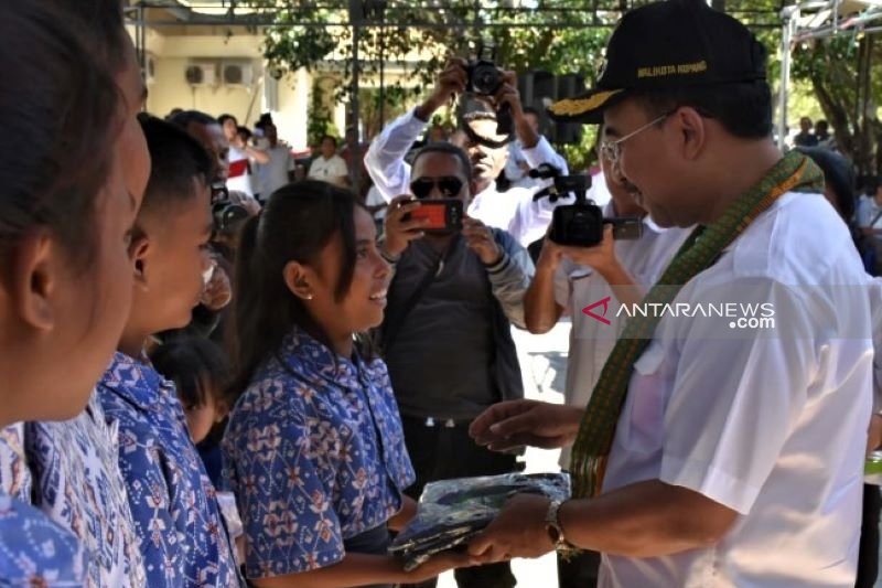 Ribuan siswa dapat pakaian seragam gratis dari Pemkot Kupang