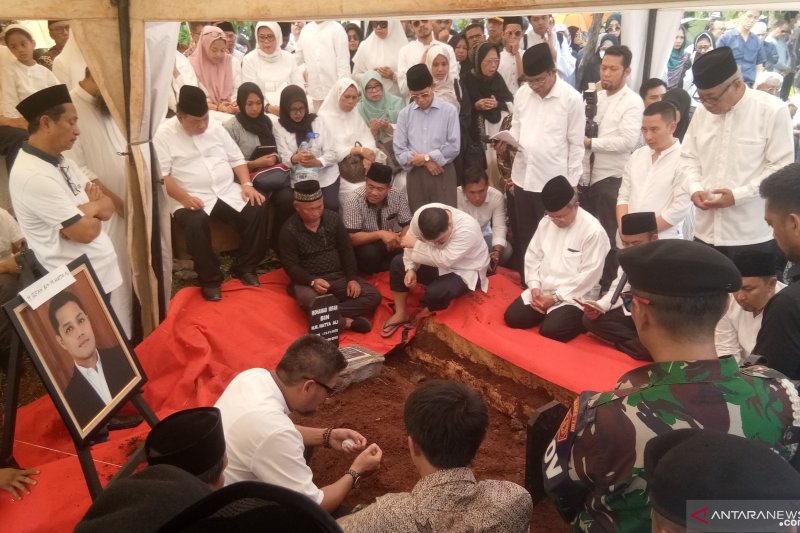 Putra Ketua MA dimakamkan di TPU Karet