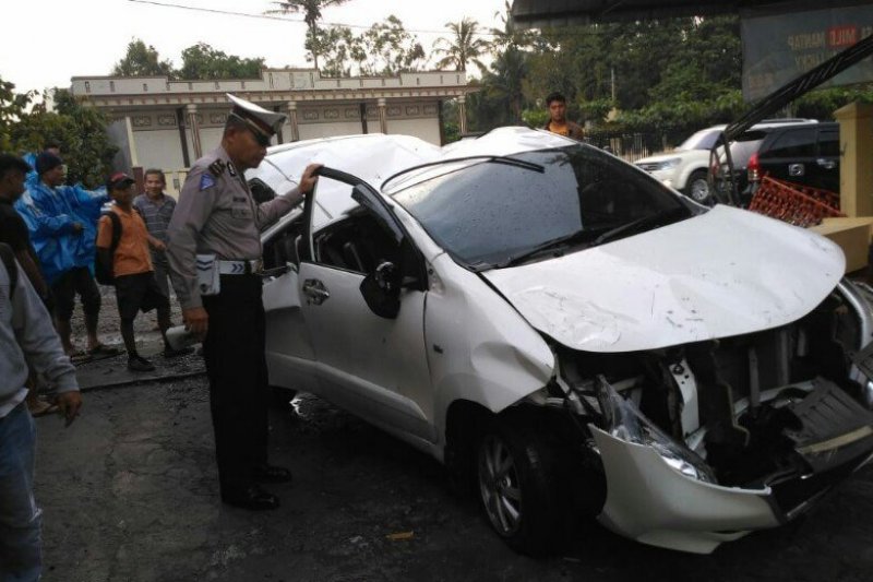 Avanza delapan penumpang dari Padang kecelakaan di Jalan Lintas Sumatera Parapat, satu meninggal