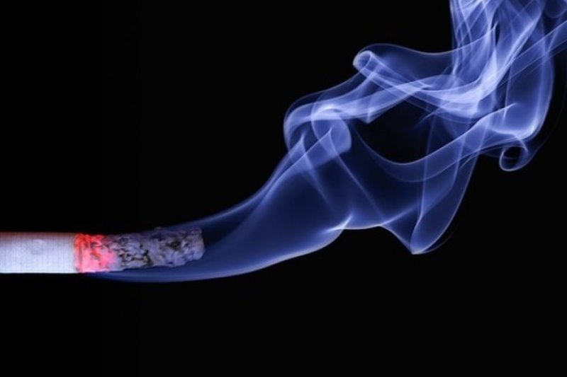 Polisi tindak tegas pengendara sambil operasikan handphone dan merokok
