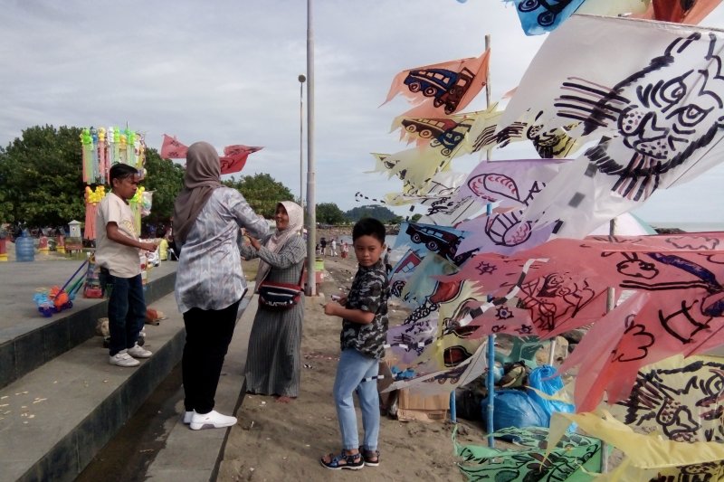 Rita sarjanakan anak dengan berjualan layangan