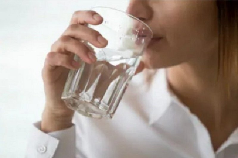 Benarkah makan diselingi minum tidak bagus untuk pencernaan? berikut ulasan selengkapnya