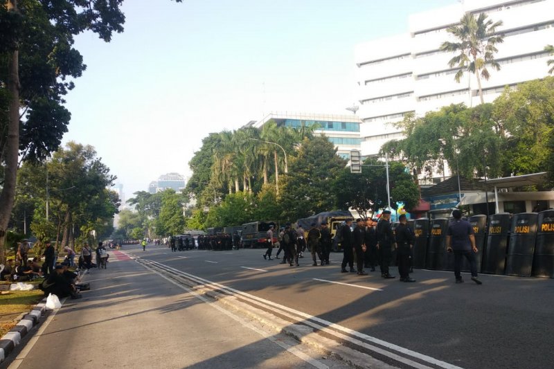 Pagi ini, belum terlihat ada pergerakan massa di depan Gedung MK