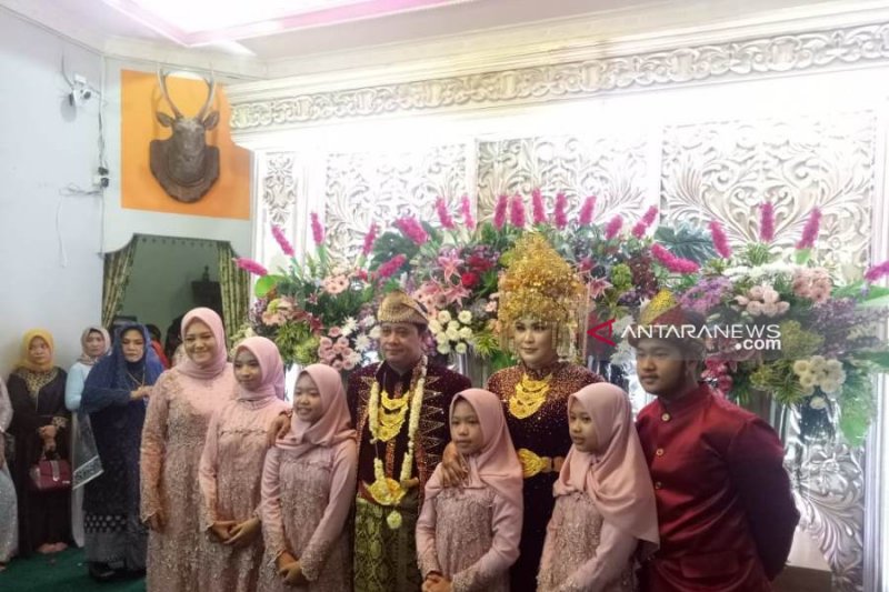 Bupati Banyuasin nikahi dokter puskesmas dengan mahar 335 gram emas