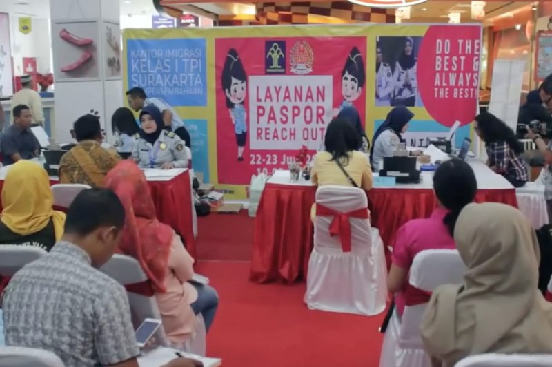 Jemput bola, pembuatan paspor di pusat perbelanjaan