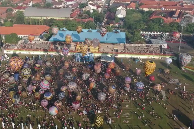 Membahayakan penerbangan, petugas razia balon udara liar
